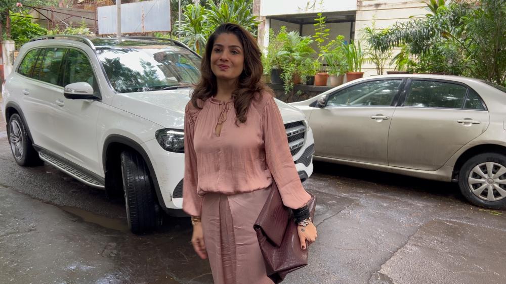 raveena-tandon-was-snapped-at-a-dubbing-studio-in-bandra